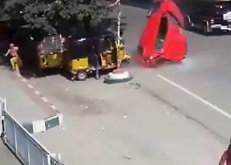(VIDEO) Un automóvil fuera de control sale volando de un puente a una calle transitada