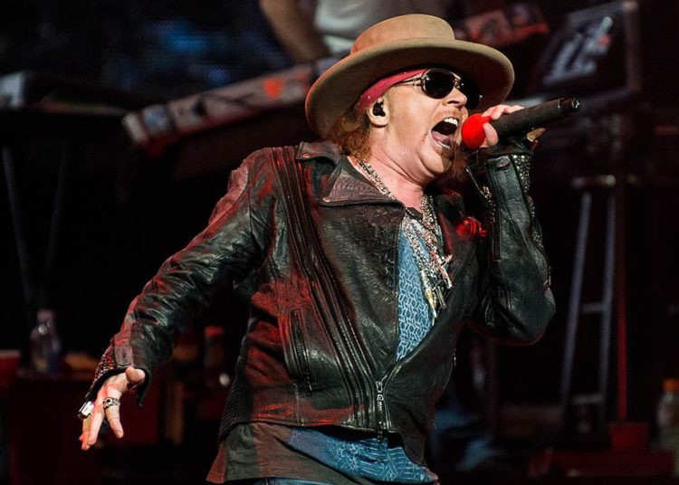 (VIDEO) Axl Rose se cae en pleno concierto durante la gira de Guns N ‘Roses