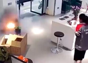 (VIDEO) Explota la batería de un coche eléctrico mientras se cargaba en una tienda