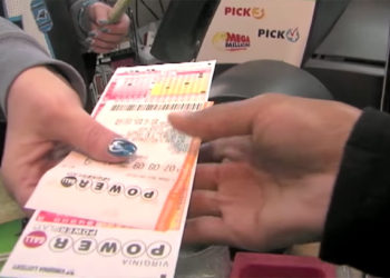 Mesera recibe de propina un billete de la lotería y se gana 50 mil dólares