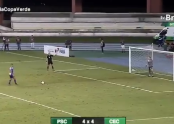 (VIDEO) Futbolista se prepara con ‘exceso de suspenso’ para un penalti decisivo y falla