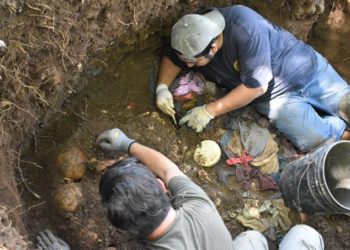 (VIDEO) Exhuman once osamentas del conflicto armado en Cacaopera, Morazán