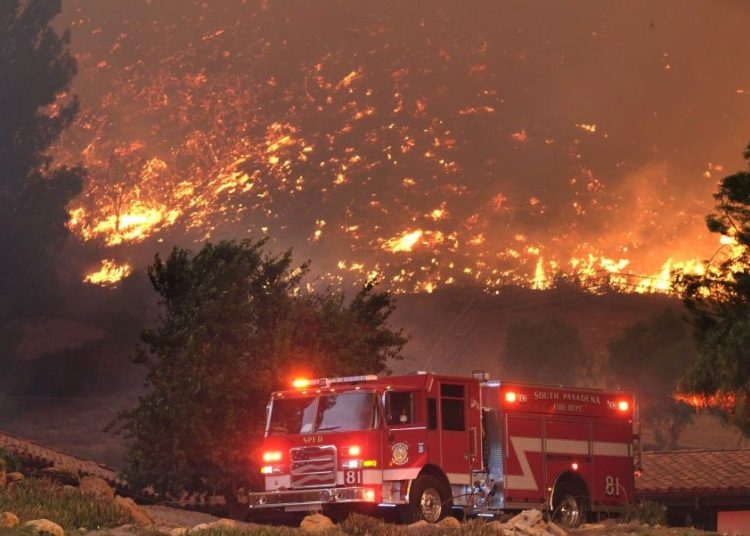 Trump niega enviar fondos a California para combatir incendios