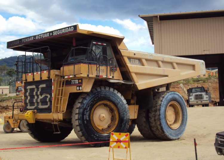 Conductor de un camión de volteo aplasta accidentalmente su Land Cruiser