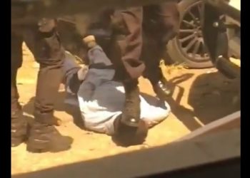 (VIDEO) Ordenan capturar a cuatro agentes de la PNC por torturar a un hombre esposado