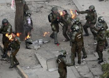 (VIDEO) Dos policías sufrieron quemaduras al ser atacadas con bombas molotov durante protestas en Chile