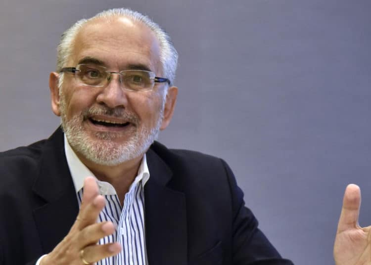 Carlos Mesa crítica al gobierno mexicano por tratar a Evo Morales como un presidente en funciones