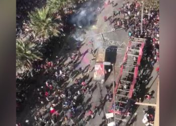 (VIDEO) Ataque masivo contra un autobús con carabineros en Santiago de Chile