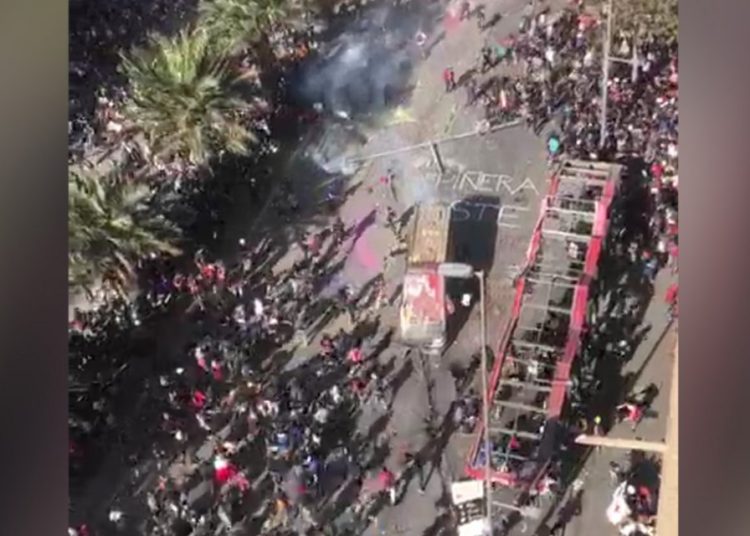 (VIDEO) Ataque masivo contra un autobús con carabineros en Santiago de Chile