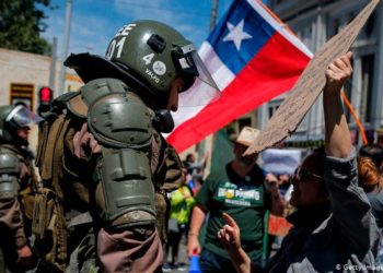 Oposición política y ciudadanía pujan por una nueva Constitución en Chile