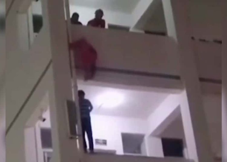 En China, bombero evitar el suicidio de un hombre