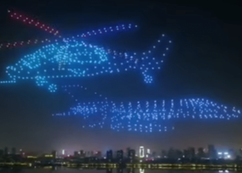 (VIDEO) ¡Impresionante! 800 drones componen figuras de aviones en el cielo nocturno de China