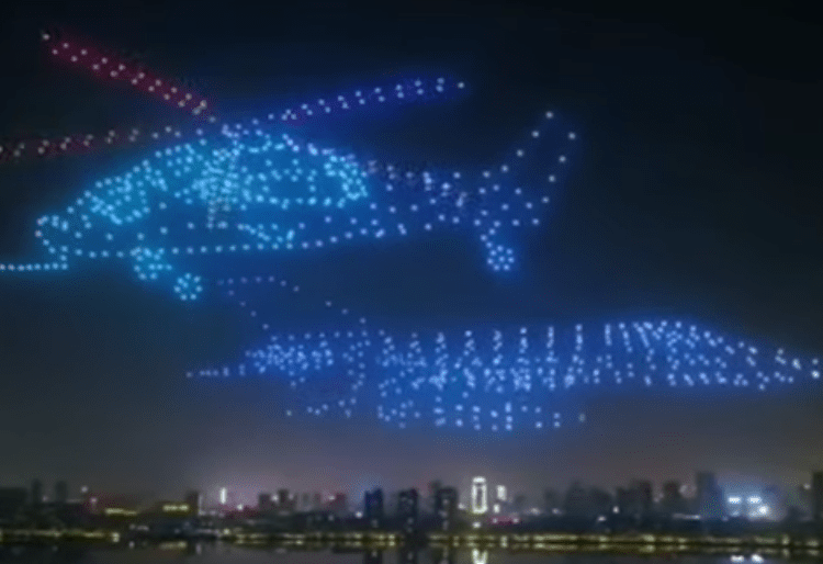 (VIDEO) ¡Impresionante! 800 drones componen figuras de aviones en el cielo nocturno de China