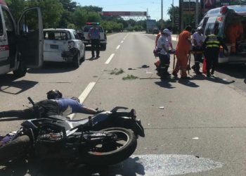 Accidente entre moto y vehículo deja un muerto y dos lesionados en carretera a Comalapa
