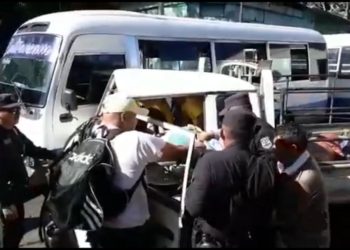 Mujer resulta con lesiones en accidente de tránsito entre microbús y un pick up