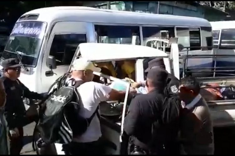 Mujer resulta con lesiones en accidente de tránsito entre microbús y un pick up