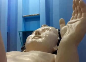 Una iglesia en México construyó una enorme estatua del niño Jesús… y se parece mucho a Phil Collins