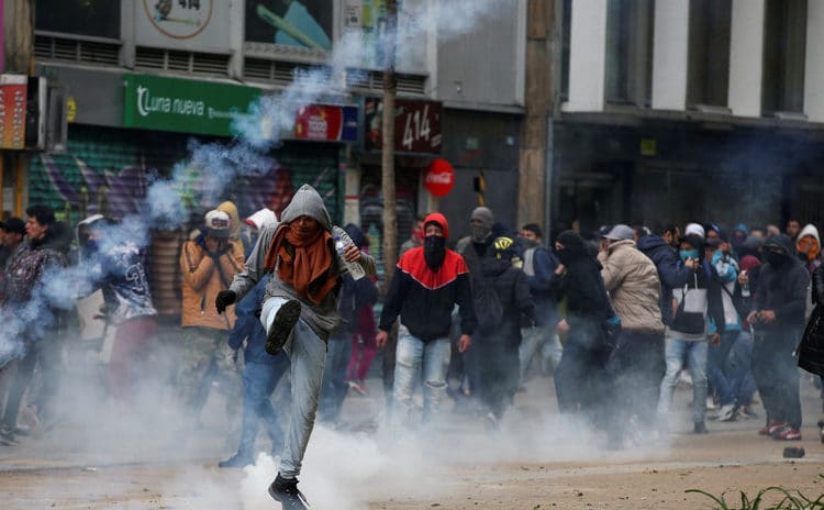Iván Duque decreta toque de queda en Bogotá tras disturbios