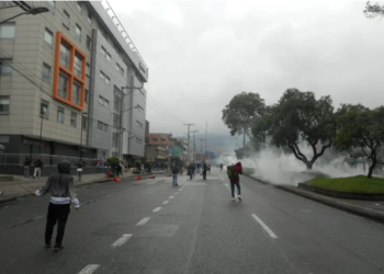 Choques entre estudiantes y la Policía en los alrededores del aeropuerto de Bogotá