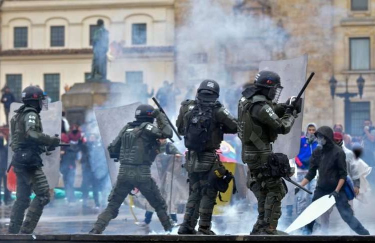 Al menos tres muertos dejó la jornada de protestas contra el gobierno en Colombia