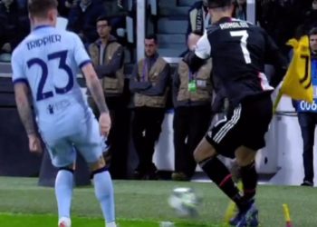 (VIDEO) Cristiano Ronaldo casi se lesiona al partir en dos un banderín de una «patada»