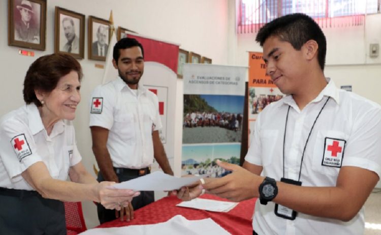 Cruz Roja Salvadoreña graduó a guardavidas con técnicas de rescate en inundaciones