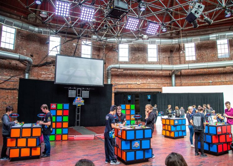 (VIDEO) La frustación de joven al perder con su gemelo en el mundial de cubo Rubik