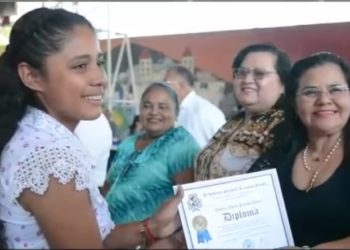 Diputado otorga becas a joven que vende en las calles de San Miguel para pagar sus estudios