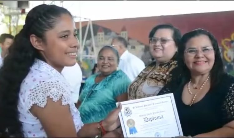 Diputado otorga becas a joven que vende en las calles de San Miguel para pagar sus estudios