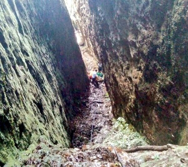 Realizan rescate de una mujer de 56 años que cayó al fondo de un precipicio en El Pital