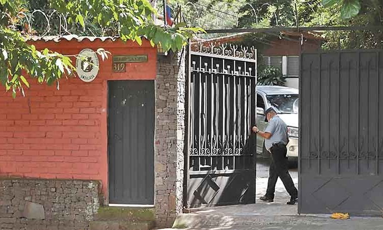 Hoy lunes vence el plazo para que diplomáticos venezolanos abandonen El Salvador