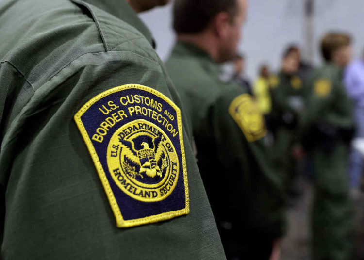 Agente migratorio de EE.UU. podrían ser deportarlo tras descubrir que nació en México