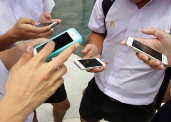 Asamblea estudia moción para prohibir uso de teléfonos celulares en centros educativos públicos y privados