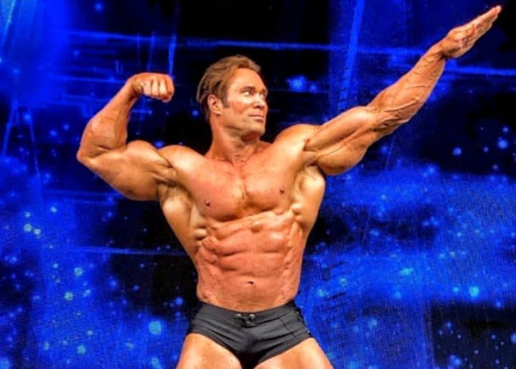 (VIDEO) Estrella del fisicoculturismo sufre aparatosa caída durante una presentación