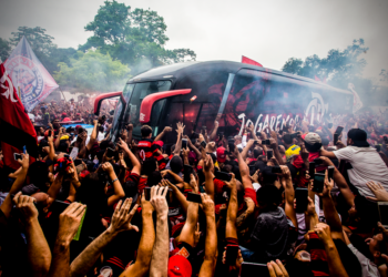 (VIDEO) Miles de aficionados despiden al Flamengo antes de la final de la Copa Libertadores