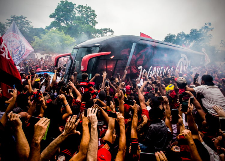(VIDEO) Miles de aficionados despiden al Flamengo antes de la final de la Copa Libertadores