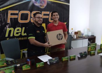 Fosfoneuromax de laboratarios Paill entrega premio a estudiante que sacó 10 en la PAES 2019
