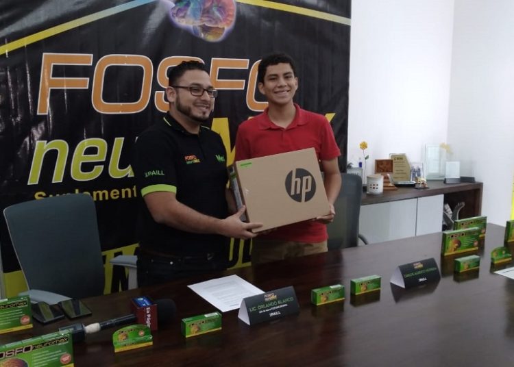 Fosfoneuromax de laboratarios Paill entrega premio a estudiante que sacó 10 en la PAES 2019