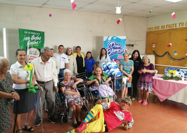 Adultos mayores son beneficiados con donativo de alimentos y equipo hospitalario