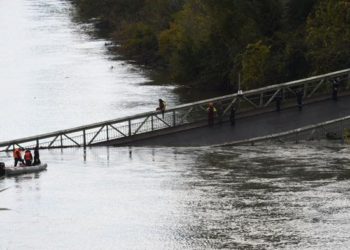 Al menos un muerto y varios desaparecidos deja el derrumbe de un puente en Francia