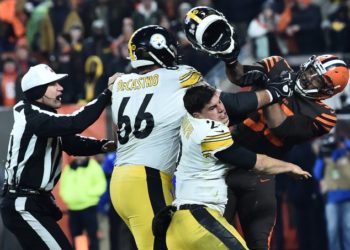 La salvaje pelea en la NFL jugador le quitó el casco y lo golpeó con él en la cabeza
