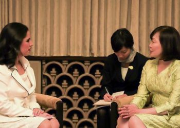 Gabriela de Bukele busca apoyo para educación inicial