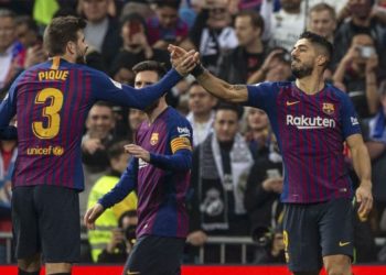 (VIDEO) La broma de Luis Suárez a Gerard Piqué durante una concentración del Barcelona