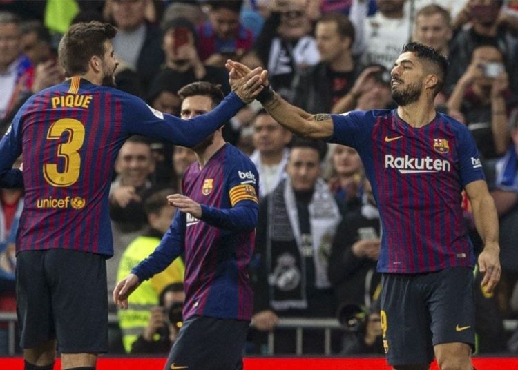 (VIDEO) La broma de Luis Suárez a Gerard Piqué durante una concentración del Barcelona