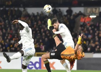 Jugador del Slovan Bratislava sufre conmoción cerebral tras recibir «patada» del mexicano Raúl Jiménez