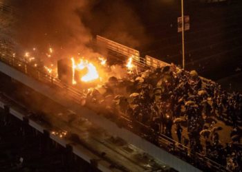 Una batalla campal entre estudiantes y policía recrudeció la tensión en Hong Kong
