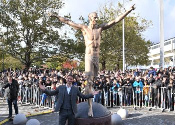 (VIDEO) Aficionados del Malmo destrozaron la casa de Zlatan Ibrahimovic y quemaron su estatua en Suecia
