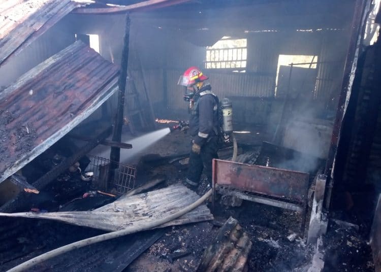 Incendio consume vivienda en Ciudad Delgado