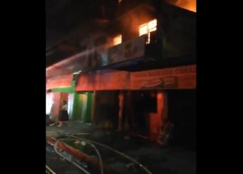 Incendio destruye dos negocios en centro de Soyapango