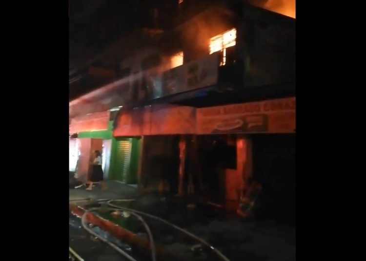 Incendio destruye dos negocios en centro de Soyapango